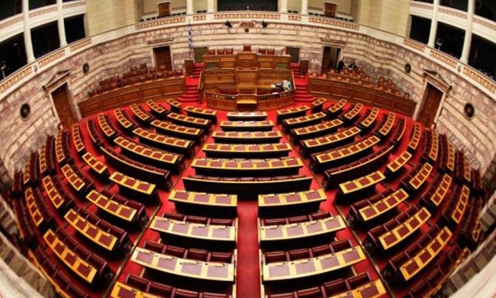 Στη Βουλή το πολυνομοσχέδιο: Τι προβλέπει για πλειστηριασμούς και επιδόματα