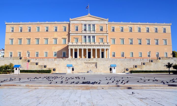 Handelsblatt: «Αυταπάτη το σπάσιμο δεσμών από τους δανειστές»