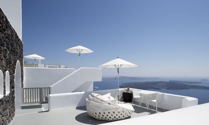 Απολαύστε τα ηλιοβασιλέματα από το Grace Hotel Santorini
