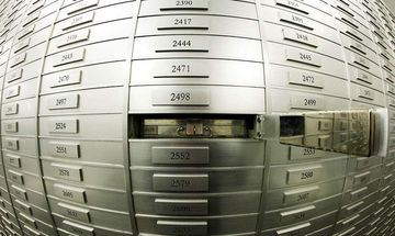 Πώς θα βάλει η εφορία «χέρι» στις θυρίδες