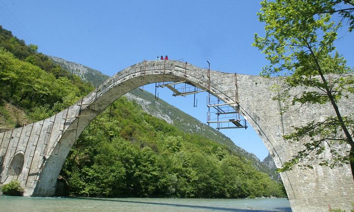 Πώς θα γίνει ο διαγωνισμός για το ιστορικό γεφύρι της Πλάκας