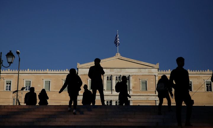 Οι Έλληνες είναι οι πιο χρεωμένοι: Ποιες οφειλές καθυστερούν