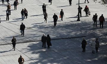 «Μαύρο» εξακολουθούν να βλέπουν οι Έλληνες το μέλλον 