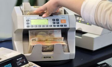 Επιστρέφουν οι καταθέτες στα γκισέ των τραπεζών  