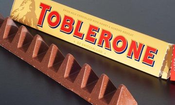 Επιστρέφει στο κλασικό της σχήμα η Toblerone