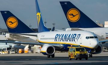 H Ryanair "κατεβάζει" τις δωρεάν βαλίτσες από τα αεροπλάνα της 