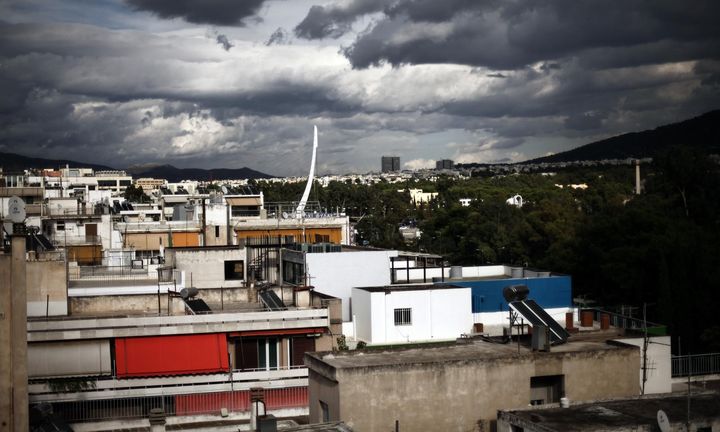 Ουρές στα συμβολαιογραφεία: Τρέχουν για γονικές παροχές και μεταβιβάσεις