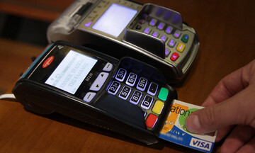 Έμαθαν και από… κάρτες οι Έλληνες: ρεκόρ ηλεκτρονικών πληρωμών το 2018
