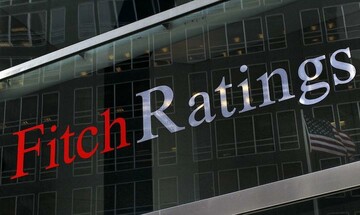 Αναδρομικά και “κόκκινα” δάνεια μπορεί να ξαναφέρουν τα capital controls, προειδοποιεί η Fitch