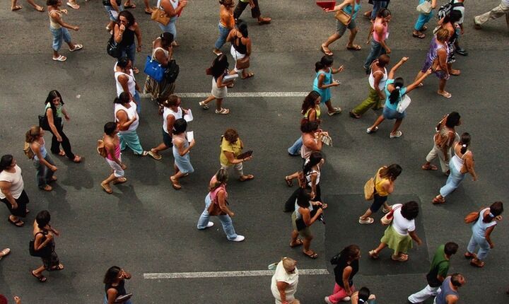 Δύσκολα τα βγάζει πέρα το 64% των Ελλήνων