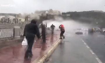 Κακοκαιρία βγάζει τα ψάρια στον δρόμο