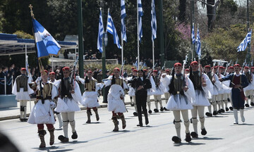 Υπό τους ήχους του "Μακεδονία ξακουστή" στην παρέλαση