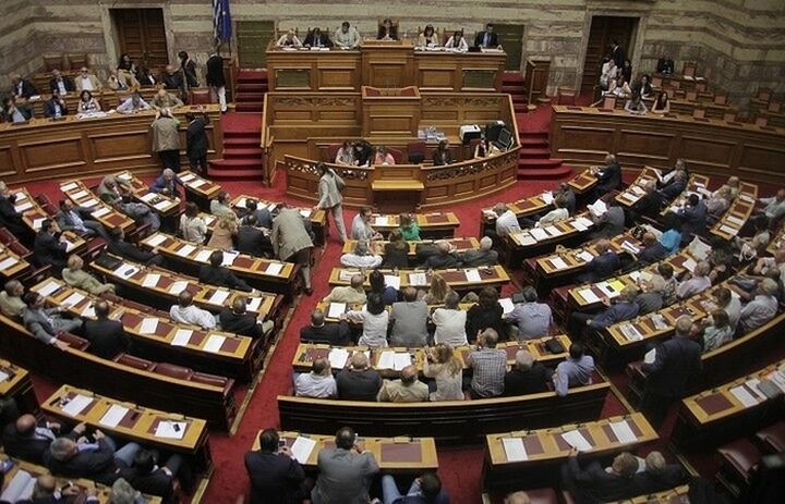 Ομοβροντία νομοσχεδίων για 120 δόσεις, αιγιαλό, επενδύσεις