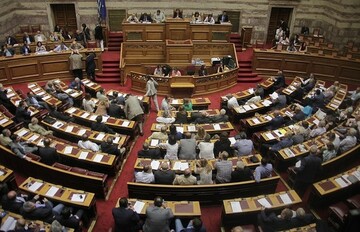 Ομοβροντία νομοσχεδίων για 120 δόσεις, αιγιαλό, επενδύσεις