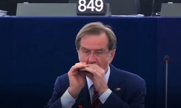 Αυλαία στο Ευρωκοινοβούλιο με… φυσαρμόνικα