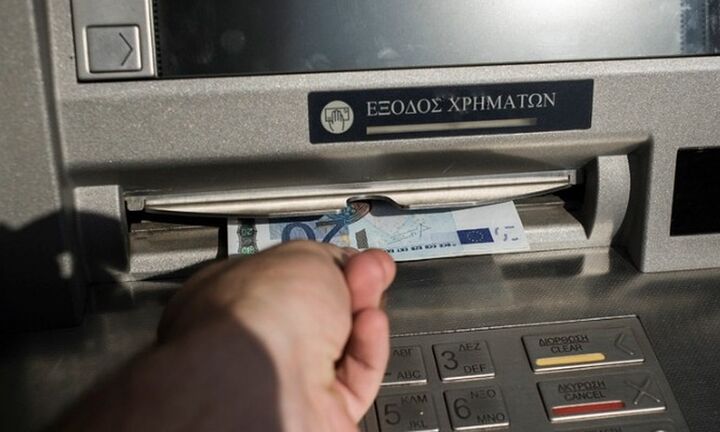 Από σήμερα έως και 3 ευρώ οι χρεώσεις για αναλήψεις από ΑΤΜ άλλων τραπεζών