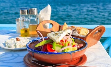 Φαγητό, ποτό, διασκέδαση: Για να μην πέσετε θύμα στις διακοπές σας