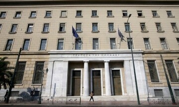 Reuters: Η ΤτΕ εισηγείται στην κυβέρνηση την πλήρη άρση των capital controls