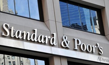 Μία βαθμίδα πάνω η Ελλάδα από την S&P