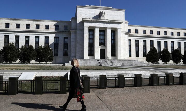Τρίτο σερί μείωσης των επιτοκίων από τη Fed