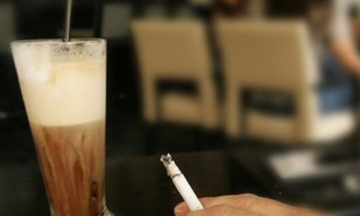 Επιβλήθηκε το πρώτο πρόστιμο σε καπνιστή σε καφετέρια