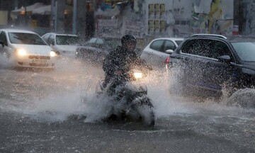 Meteo: Μέχρι αργά το απόγευμα οι καταιγίδες στην Αττική