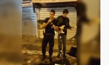 Αστυνομικός τραγουδάει το Stand by me στο Μοναστηράκι