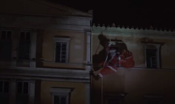 Ένας Αη Βασίλης στη... Βουλή
