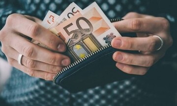 Ποιοι πρέπει να τρέξουν σε ΚΕΠ και τράπεζες για το κοινωνικό μέρισμα