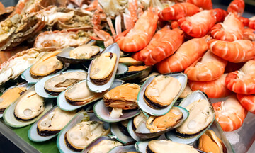 Βήμα-βήμα πώς θα ξεχωρίσετε αν τα θαλασσινά είναι φρέσκα