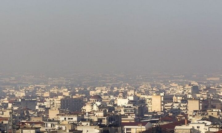 Tρία χρόνια από τη ζωή τους χάνουν οι άνθρωποι λόγω της ρύπανσης του αέρα