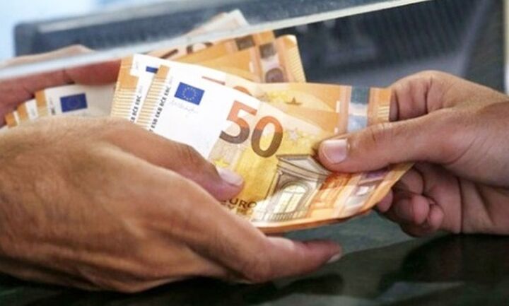 Επεκτείνεται σε νέες ειδικότητες το επίδομα των 800 ευρώ