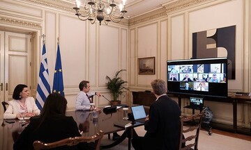 Οι δύο ελληνικές βιομηχανίες που άλλαξαν την παραγωγή τους και φτιάχνουν 300.000 μάσκες την ημέρα