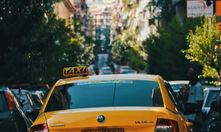Πώς η μείωση του ΦΠΑ κάνει φτηνότερες τις μετακινήσεις με ΚΤΕΛ, ταξί