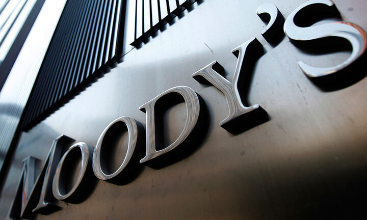 Moody’s: Η αύξηση των καταθέσεων στις ελληνικές τράπεζες περιόρισε την πίεση