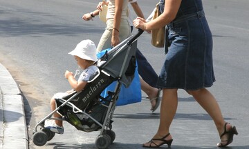 Πώς θα πάρετε επιδότηση για να βρείτε... νταντά για τα παιδιά