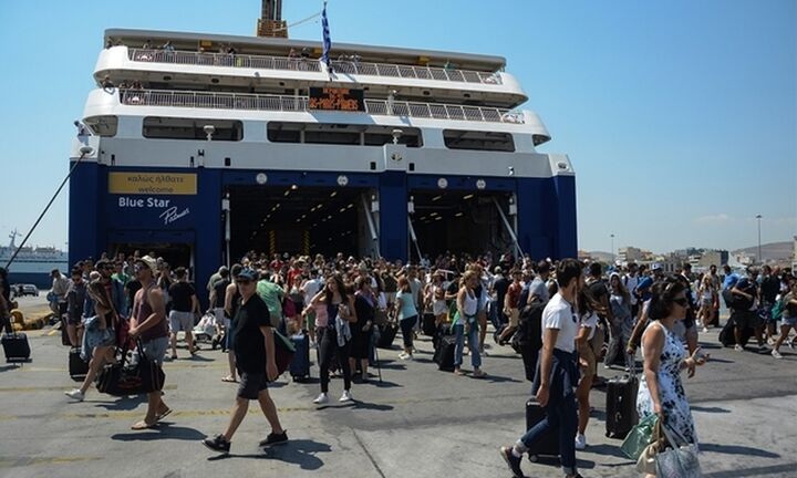 Tεστ σε όσους επιστρέφουν από τα νησιά στα λιμάνια του Πειραιά και της Ραφήνας