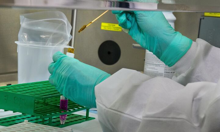 Αναστέλλει τις δοκιμές για το εμβόλιο για τον κορονοϊό η AstraZeneca