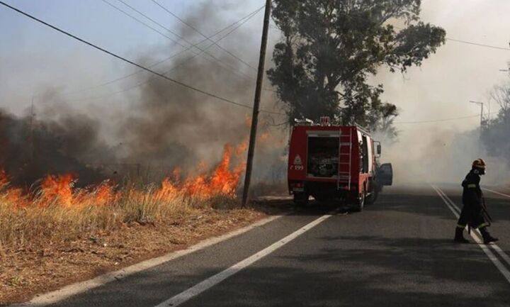 Σε εξέλιξη πυρκαγιά στον Νέο Βουτζά -Σε ύφεση στην Κερατέα