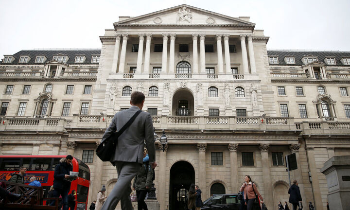 Βρετανικές τράπεζες κλείνουν λογαρισμούς πελατών που ζουν στην ΕΕ - Ποιους αφορά
