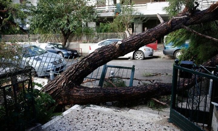 Καταστροφές από την κακοκαιρία στην Αττική - Πού έχει διακοπεί η κυκλοφορία των οχημάτων 