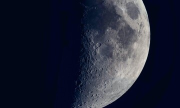 Βρέθηκε νερό στη φωτεινή πλευρά της Σελήνης