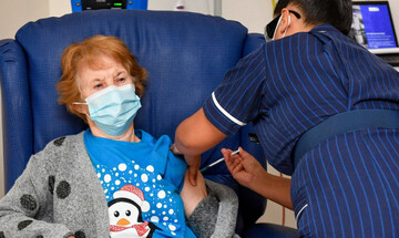 Ημέρα ελπίδας - Ξεκίνησαν οι εμβολιασμοί κατά του κορονοϊού στη Βρετανία