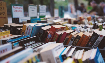 Ανοίγουν τη Δευτέρα βιβλιοπωλεία και κομμωτήρια - Σε ισχύ η απαγόρευση κυκλοφορίας 22:00 - 05:00