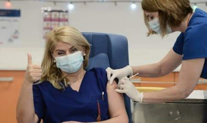 H νοσηλεύτρια Ευσταθία Κομπισιούλη ο πρώτος άνθρωπος που εμβολιάστηκε στην Ελλάδα κατά του Covid-19