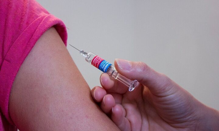 Η Βρετανία ενέκρινε το εμβόλιο των  AstraZeneca - Οξφόρδης