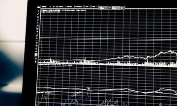 Σημαντική πτώση αλλά «κράτησε» τις 813 μονάδες το ΧΑ