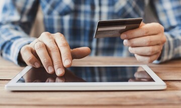 ΣΕΛΠΕ: Ένας στους δύο καταναλωτές θα συνεχίζει να αγοράζει μέσω διαδικτύου