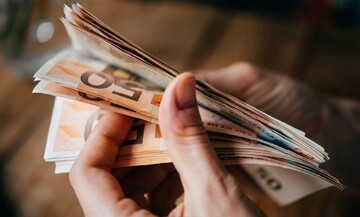 Δώρα και "ψαλίδια" στην απόφαση για την επιστρεπτέα προκαταβολή 