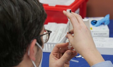 Μαλλιά-κουβάρια στην Ευρώπη για τα εμβόλια